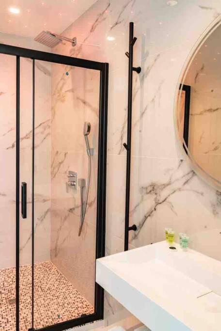 Suite Luxe Jacuzzi คานส์ ภายนอก รูปภาพ